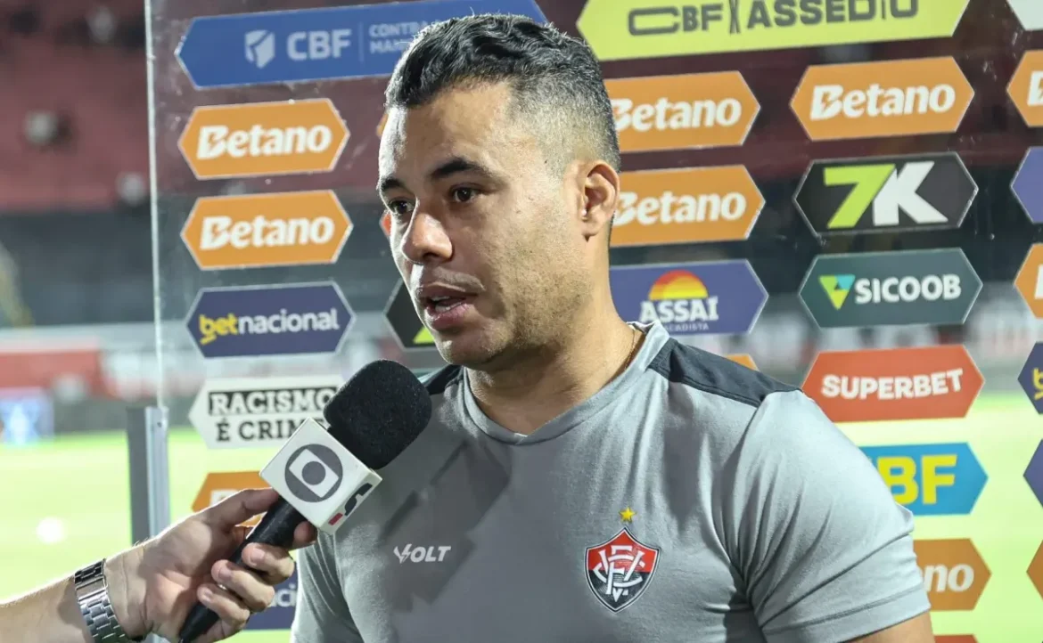 Jair Ventura, técnico do Vitória, busca vitória contra o Corinthians