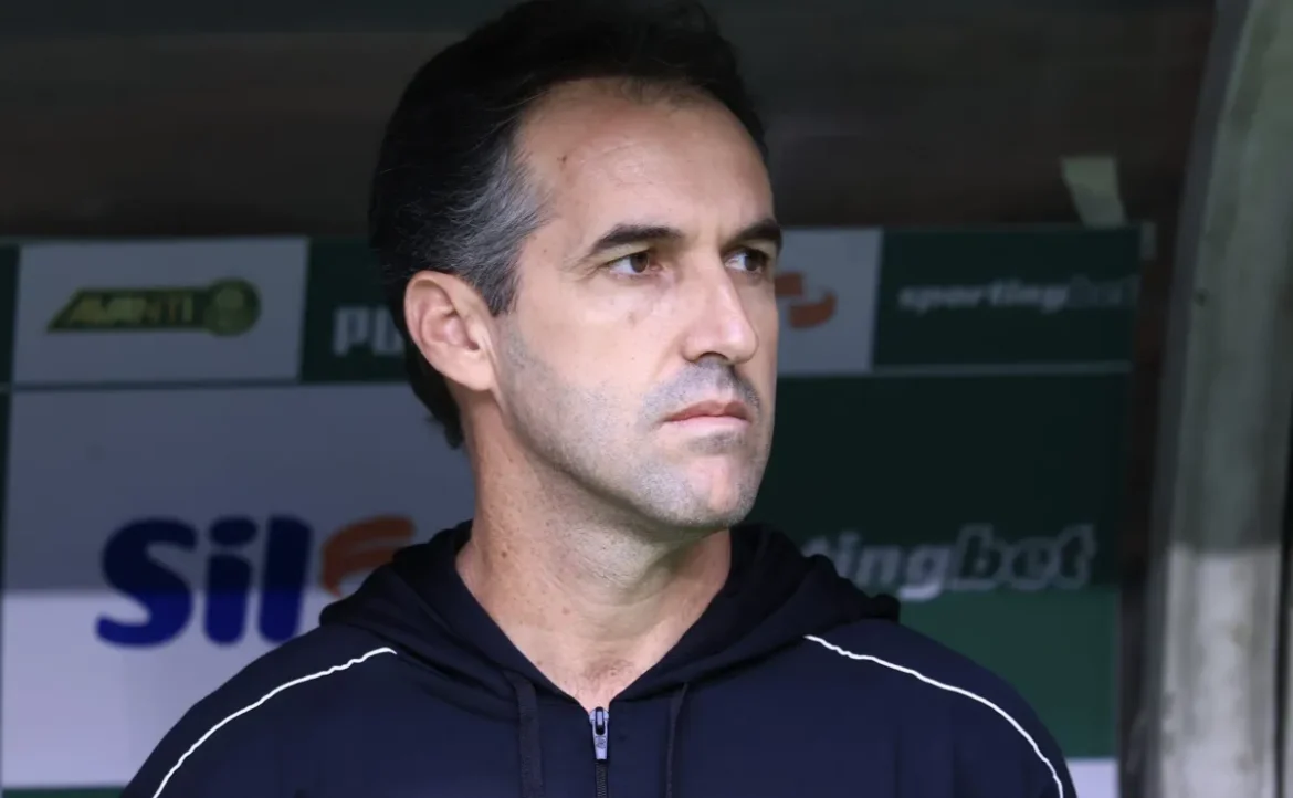 Léo Condé, técnico do Ceará, se prepara para enfrentar o Fluminense