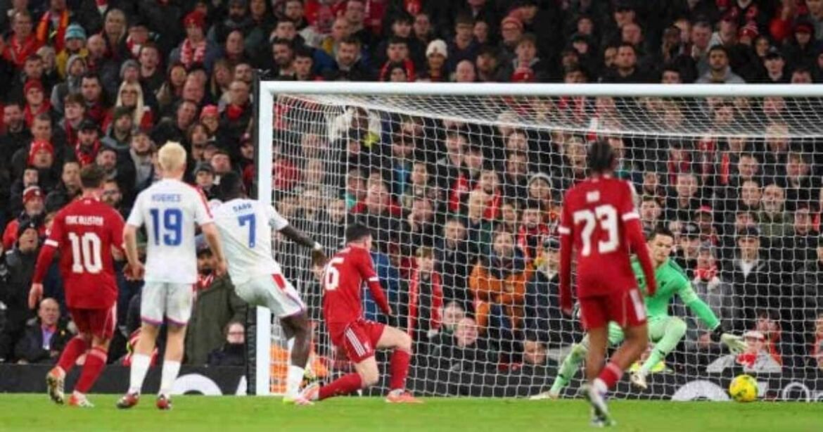 Liverpool é Eliminado da Copa da Liga Inglesa pelo Crystal Palace em Jogo com Muitos Jovens Jogadores