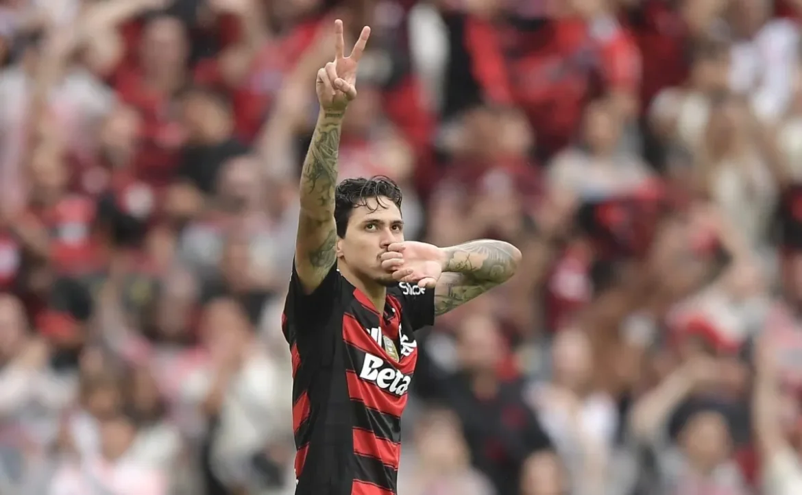 Pedro se destaca e Flamengo supera o Palmeiras; aumento nas chances de conquistar o título.
