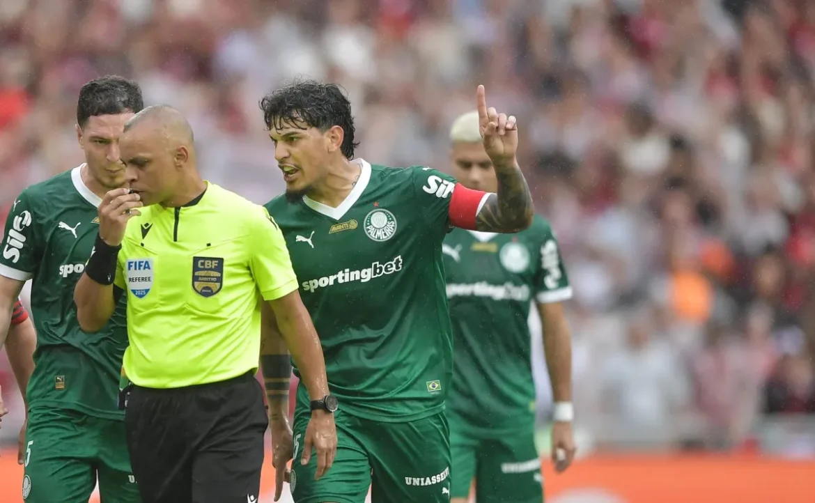 Piquerez e Gómez enfrentam acusações por comentários sobre a arbitragem após partida contra o Flamengo