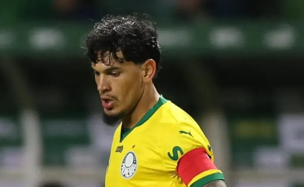 VAR sugere expulsão de Gómez no jogo Palmeiras x Cruzeiro, mas árbitro opta por cartão amarelo