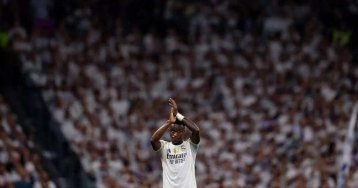 Vini Jr. se desculpa com o Real Madrid após reação intensa em clássico