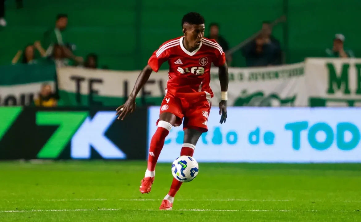 Vitão pode retornar ao Internacional na partida contra o Atlético-MG no Beira-Rio