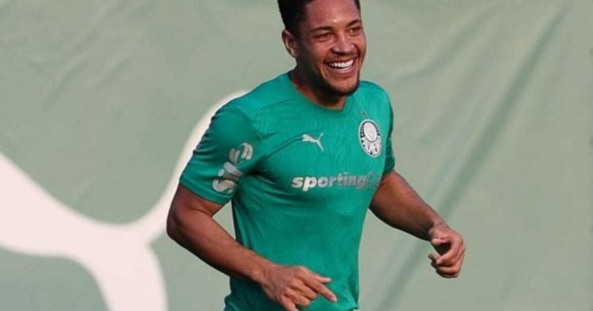 Vitor Roque pode enfrentar até dez partidas de suspensão devido a punição do STJD