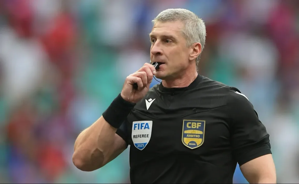 Anderson Daronco arbitra jogo entre Vitória e Botafogo e gera polêmica entre torcedores alvinegros