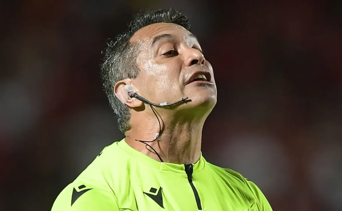 Árbitro Felipe Fernandes Lima cancela pênalti em partida entre Santos e Sport devido a impedimento