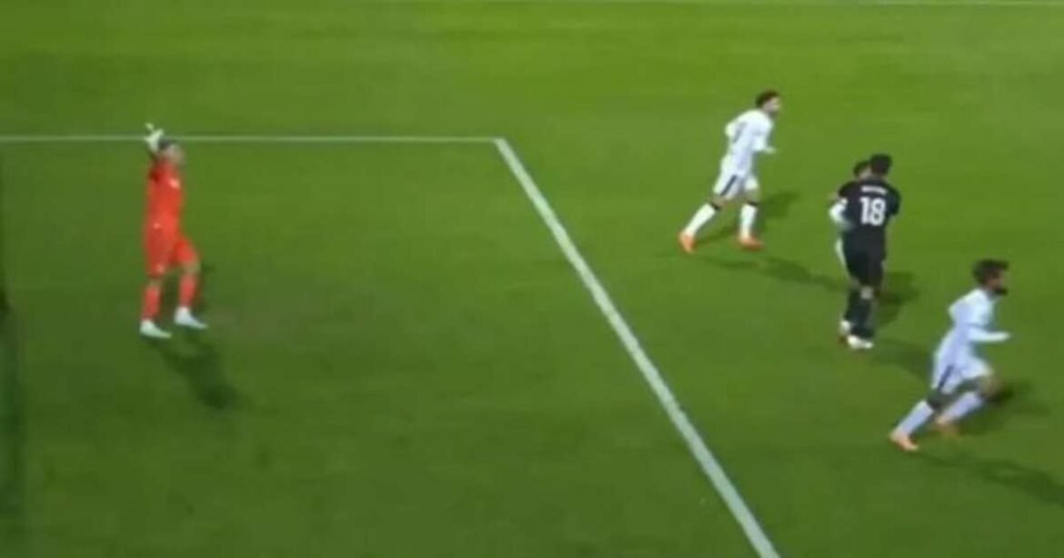 Árbitro sinaliza pênalti inusitado após gesto de amizade entre jogadores