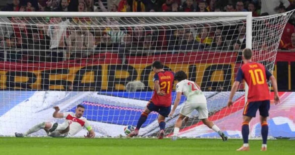 Atacante da seleção espanhola se lesiona e deve retornar somente em 2026