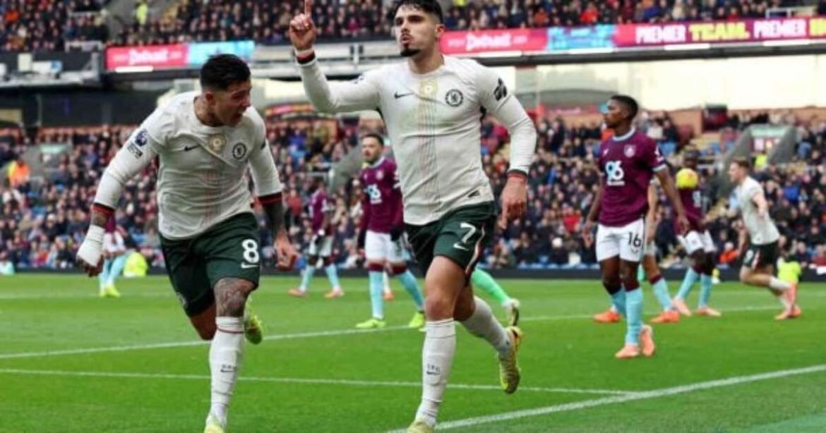 Chelsea conquista vitória sobre o Burnley e mantém a disputa pela liderança da Premier League