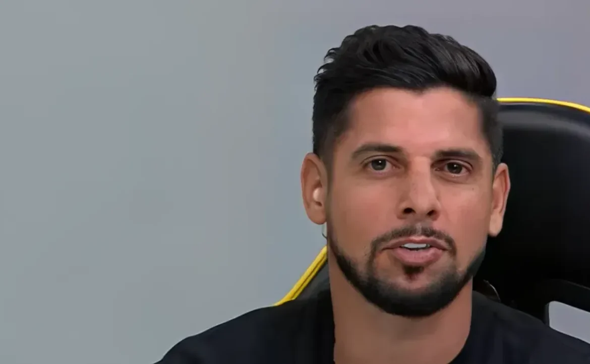Cicinho faz declaração impactante e prevê derrota do Palmeiras para o Vitória