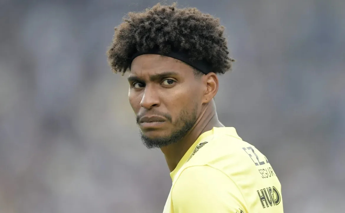 Hugo Souza impede golaço de Amuzu em Corinthians x Grêmio no Campeonato Brasileiro