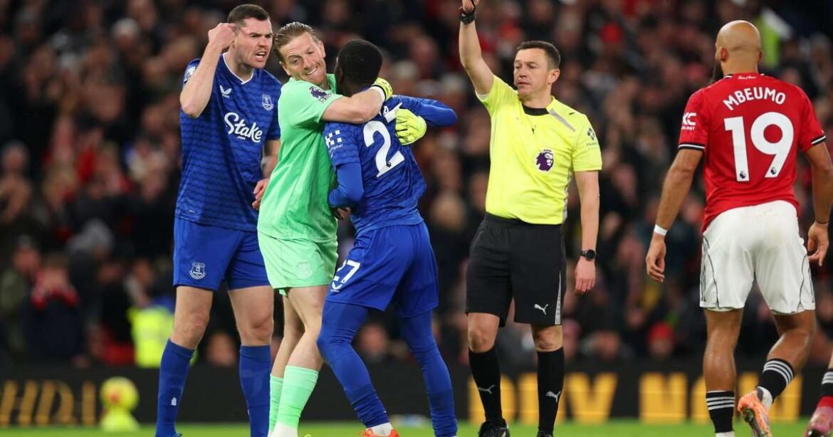 Jogador do Everton é expulso após desavença com colega de equipe