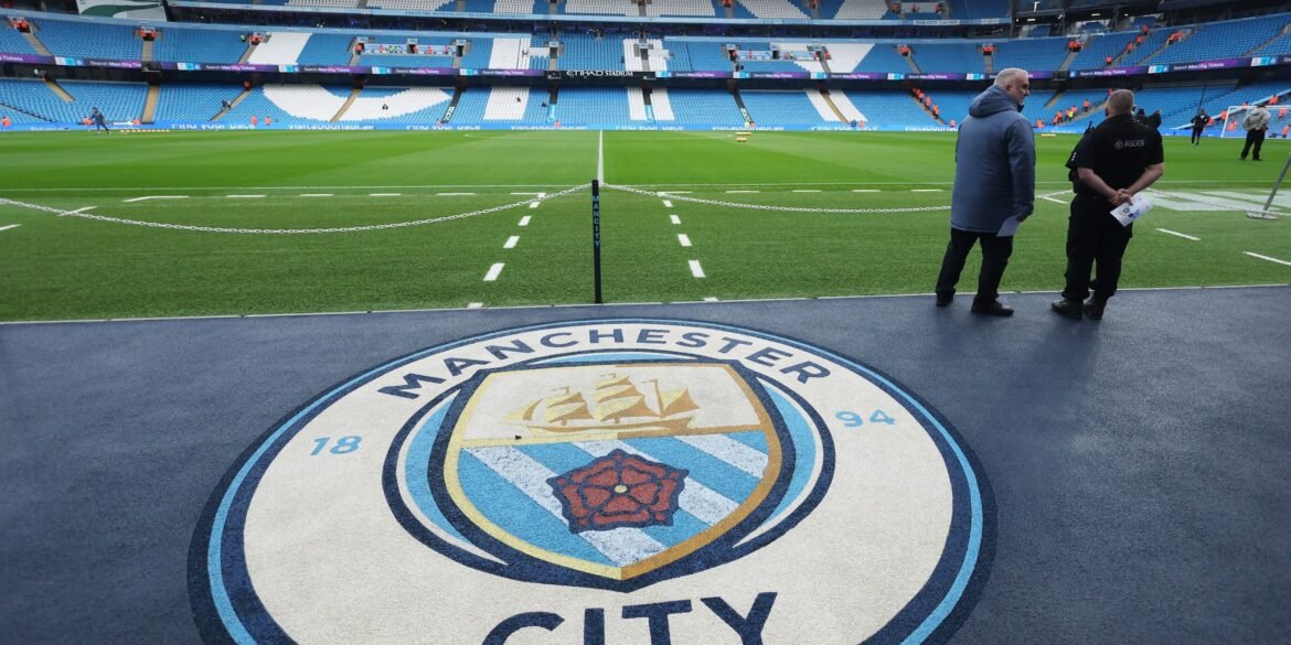 Jogador do Man City em bota de proteção devido a lesão, ficará de fora de mais de 20 partidas