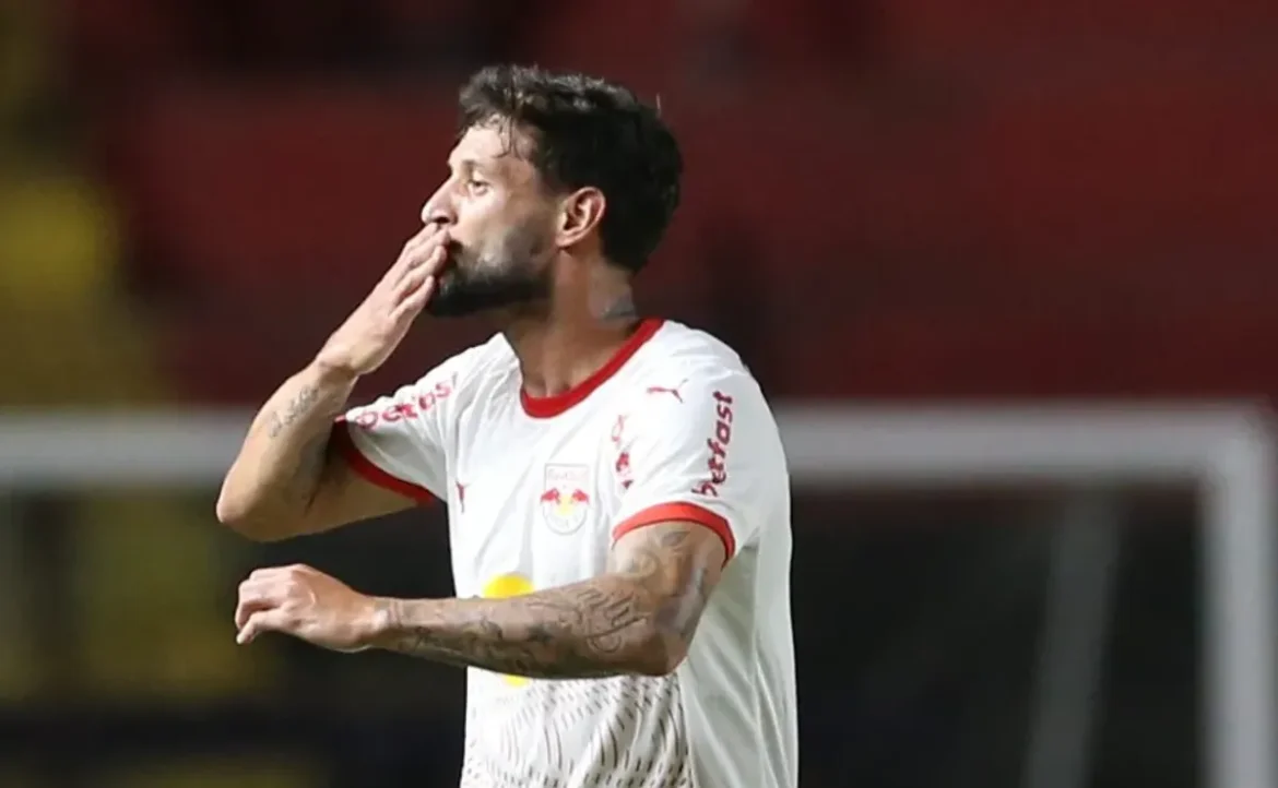 Juninho Capixaba impede gol de Plata no primeiro tempo do confronto entre Flamengo e Bragantino