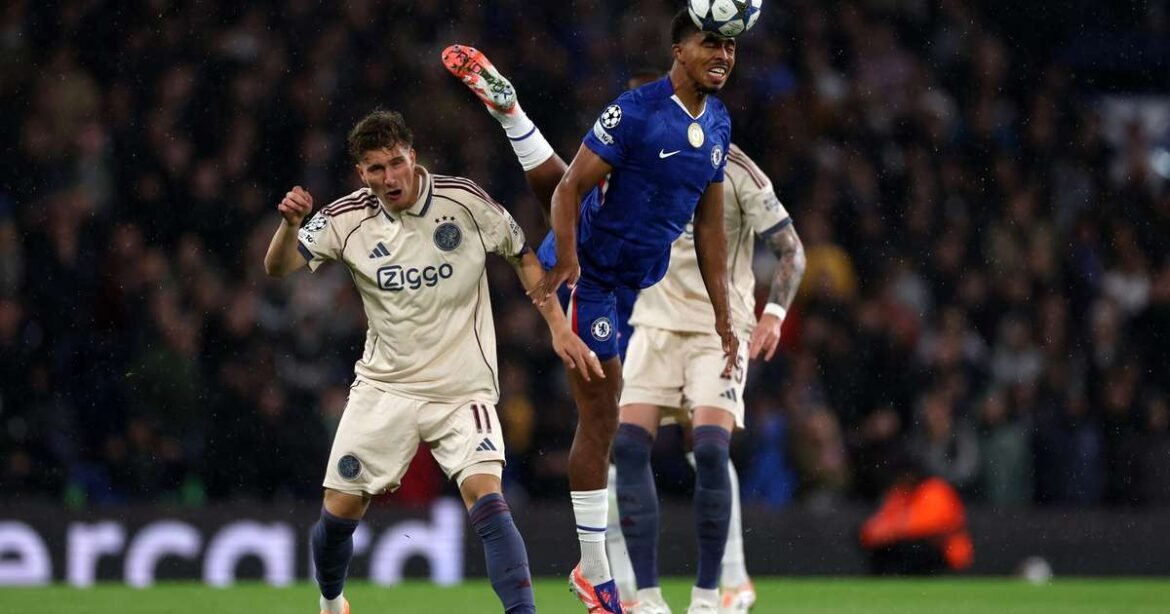 Lanterna da Champions dispensa treinador após série de resultados negativos