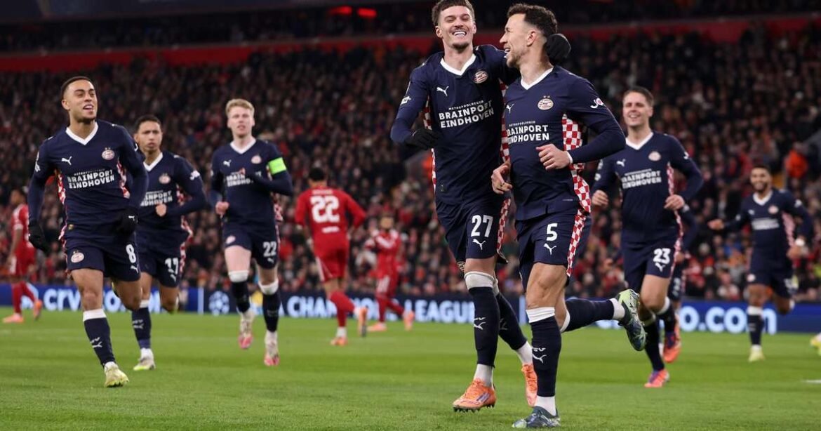 Liverpool é superado e leva uma goleada do PSV em casa, no Anfield