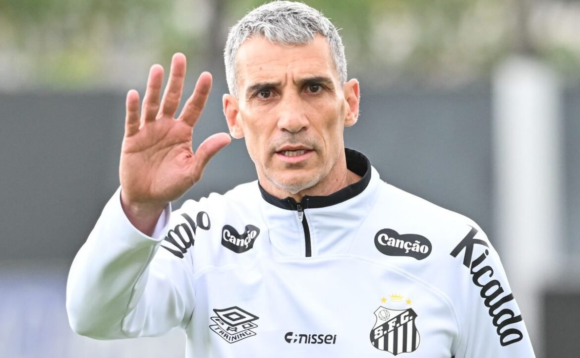 Luan Peres retorna ao elenco do Santos e Vojvoda expressa satisfação