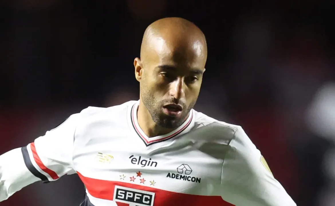 Lucas Moura quase marca para o São Paulo em partida contra o Bragantino
