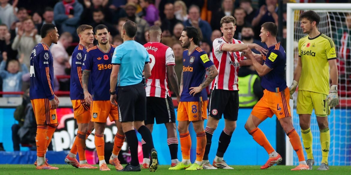 Neville compara estrela do Newcastle a Shearer, mas agora a considera um "pesadelo"