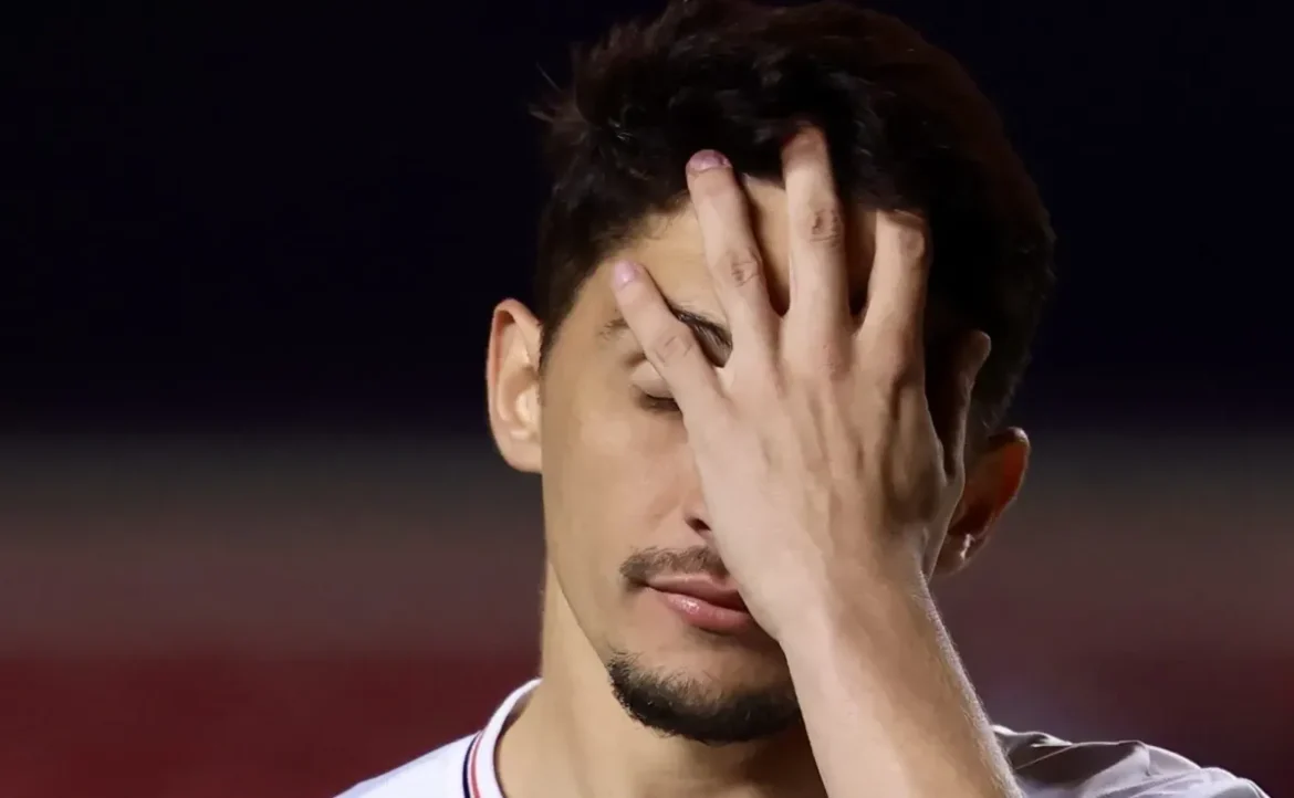Pablo Maia se torna ícone da negligência na derrota de 6 a 0 do São Paulo