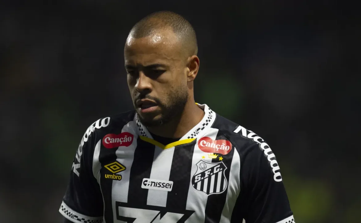 Torcedores questionam a escalação de Mayke na partida Internacional x Santos