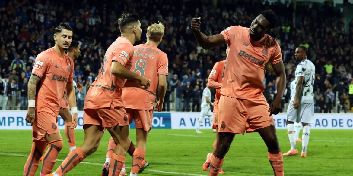 Tottenham na frente na disputa por Samu Aghehowa, com o FC Porto aberto a negociações