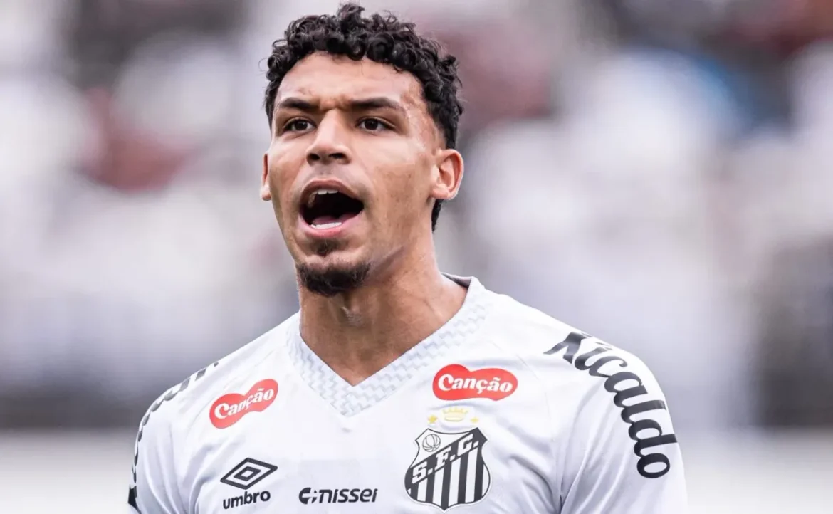 Victor Hugo deve continuar como titular no Santos Futebol Clube.