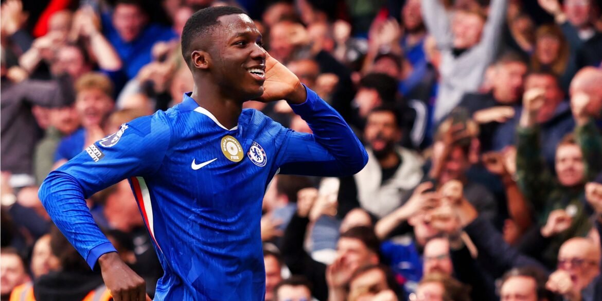 Chelsea dialoga com representantes do defensor enquanto Moisés Caicedo compartilha opiniões sobre a contratação