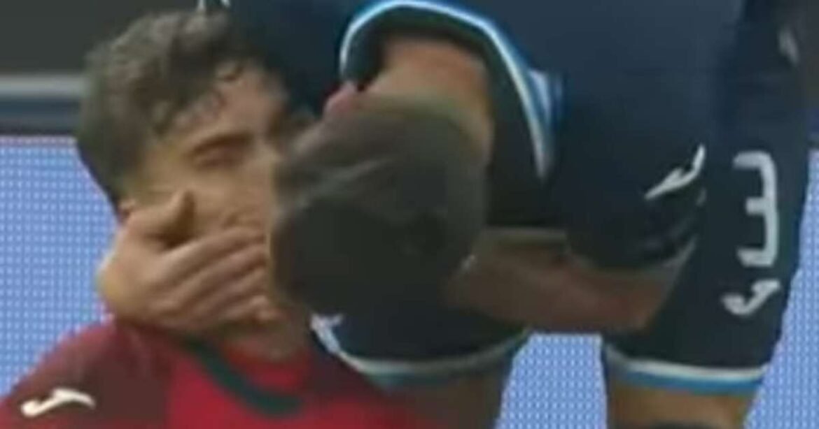 Goleiro recebe beijo em campo após defender dois pênaltis consecutivos na Europa; veja os detalhes!