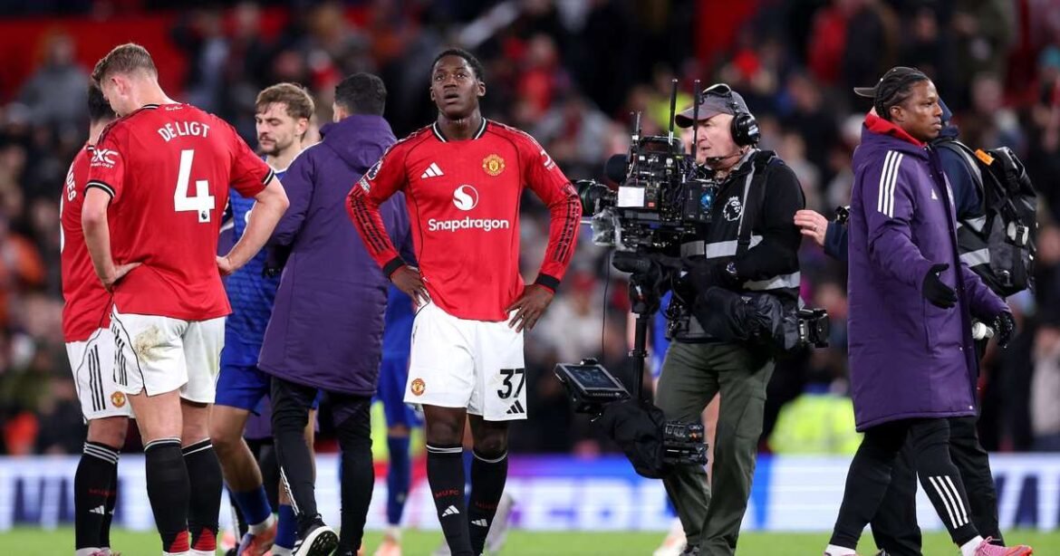 Meia do Manchester United gera controvérsia após protesto nas arquibancadas; saiba mais.