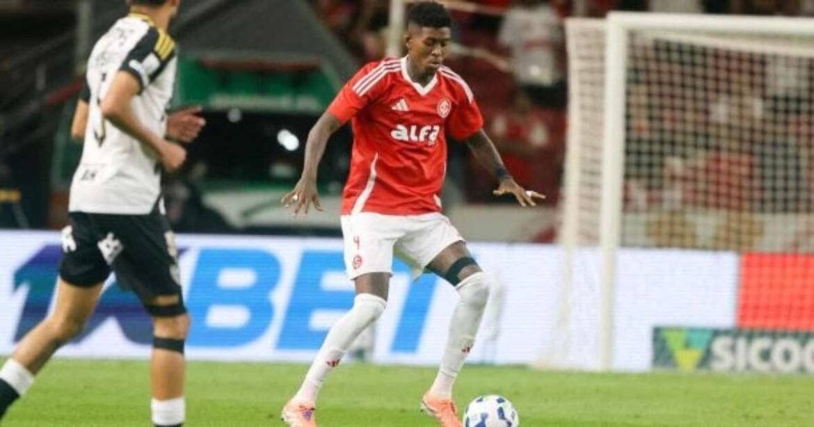 Negociações entre Flamengo e Internacional por Vitão enfrentam impasse