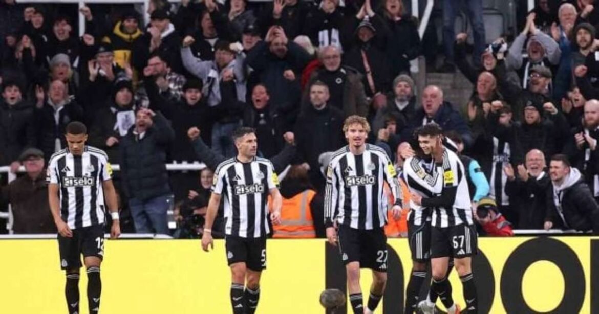 Newcastle vence Fulham e continua na luta pelo título da Copa da Liga Inglesa