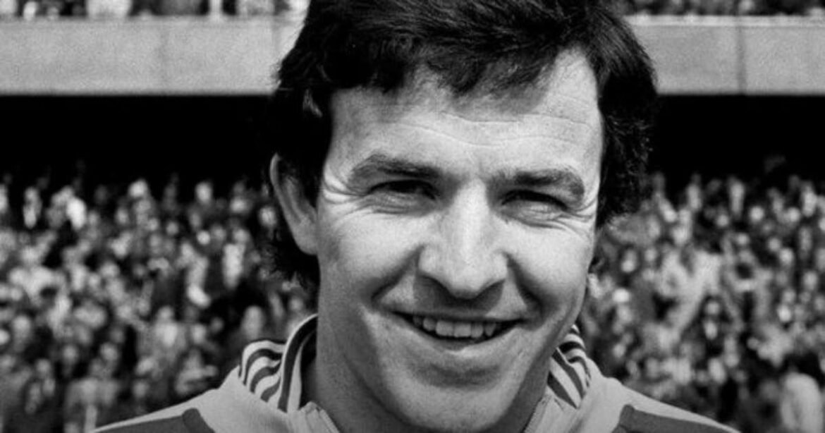 Nottingham Forest presta homenagem memorável a John Robertson