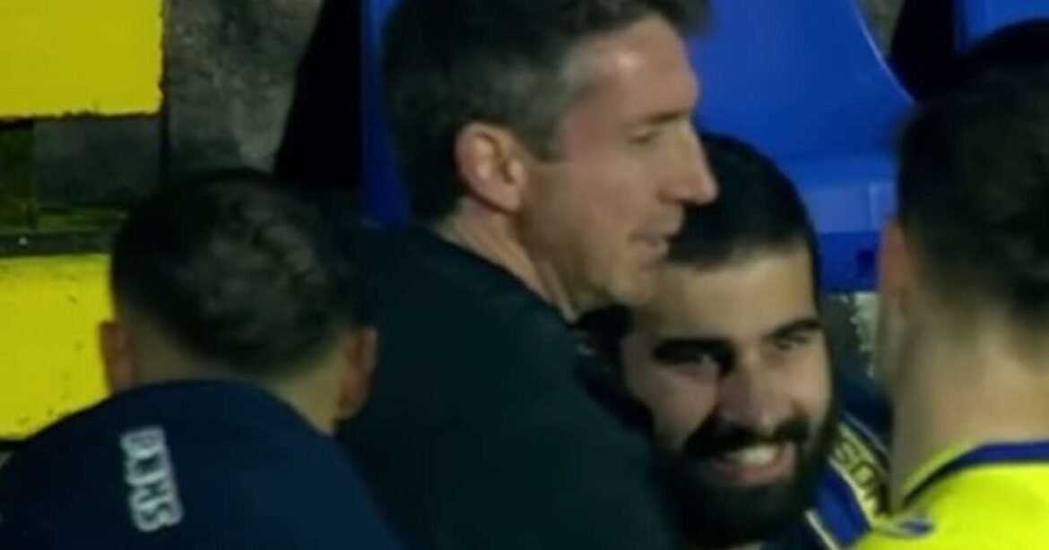 Time se aproxima da arquibancada e faz gesto especial para torcedor solitário no estádio