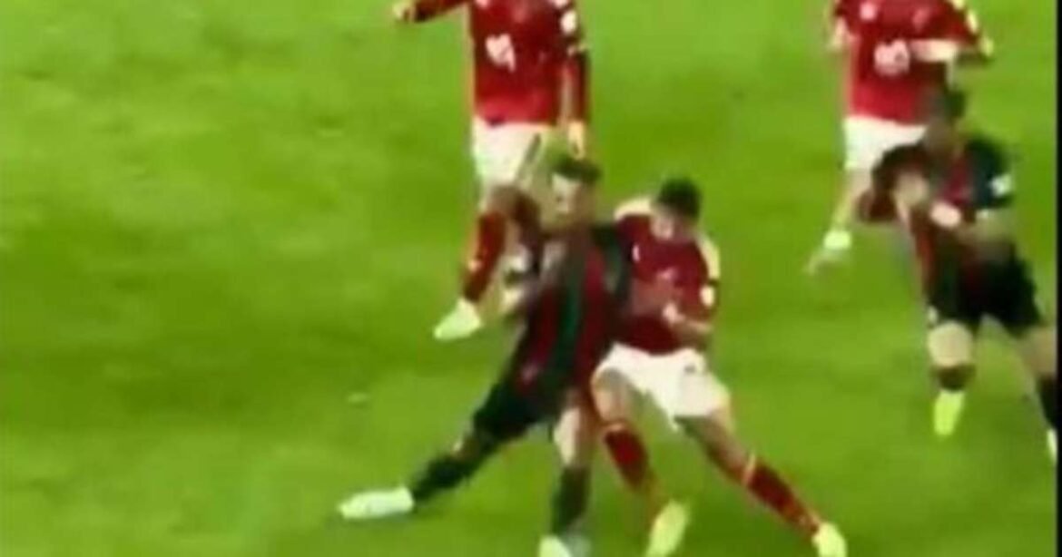 Torcedores lançam objeto cortante contra jogador, enquanto o time adversário tenta evitar que situação seja reportada à arbitragem; assista ao vídeo!