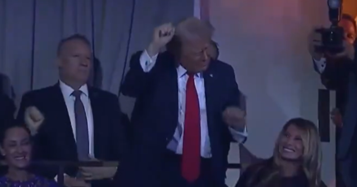 Trump é visto dançando ao som de YMCA durante o sorteio da Copa do Mundo; confira o vídeo!
