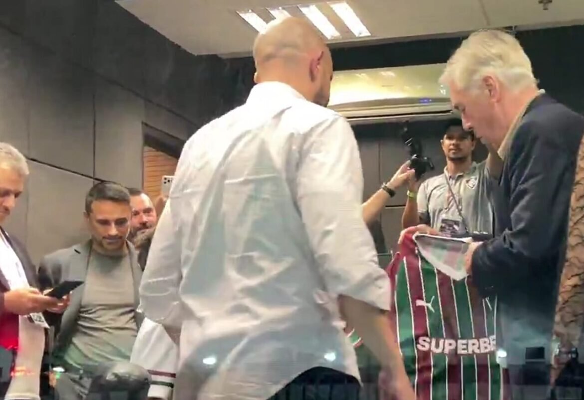Ancelotti visita o Maracanã e ganha camisa do Fluminense