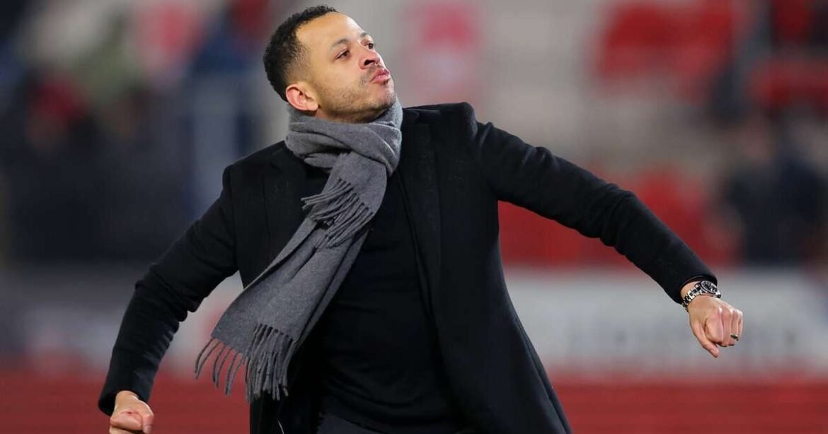 Chelsea apresenta Liam Rosenior como seu novo técnico