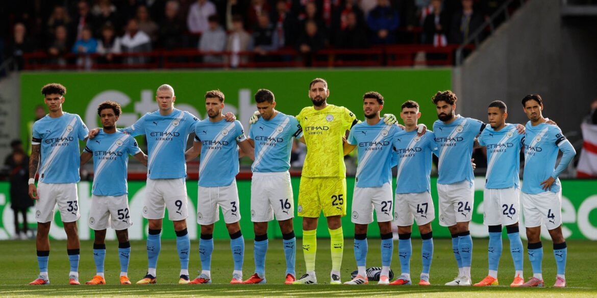 Chelsea dialoga com ex-estrela do Manchester City; transferência para o Barcelona enfrenta incertezas.