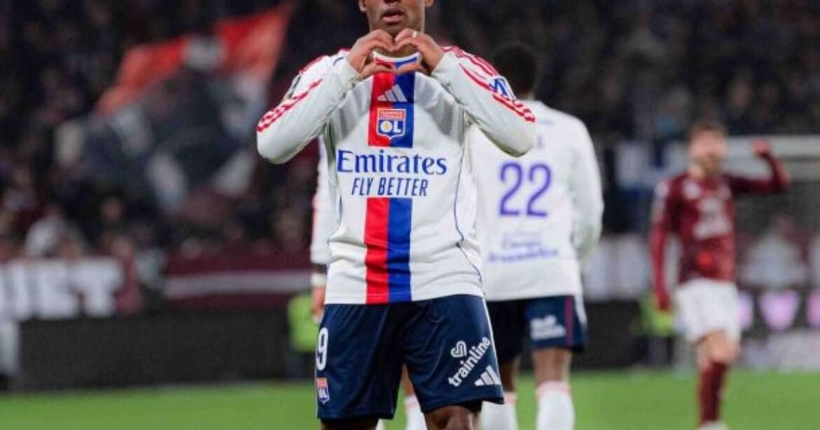 Endrick se destaca no Campeonato Francês com hat-trick na vitória do Lyon sobre o Metz