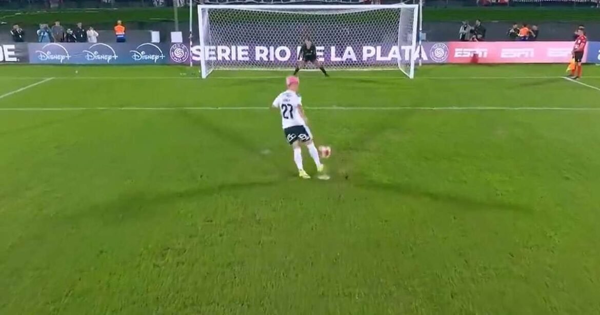 Goleiro faz defesa impressionante após cavadinha mal executada e jogador se lesiona