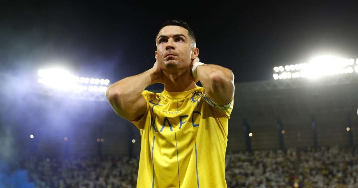Homem incendeia estátua de Cristiano Ronaldo em Portugal