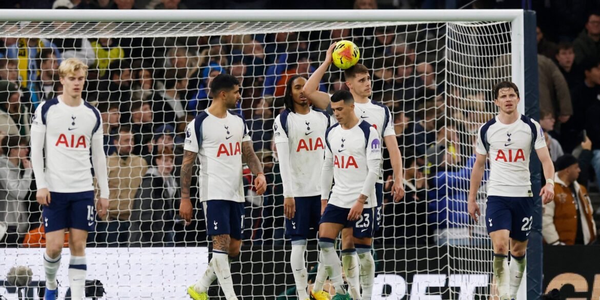 Jogador do Tottenham Van de Ven se recusa a renovar contrato sob comando de Frank