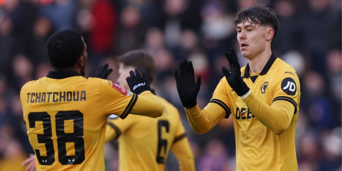 Leeds considera contratação de Ben Chilwell após oferta por Strand Larsen.