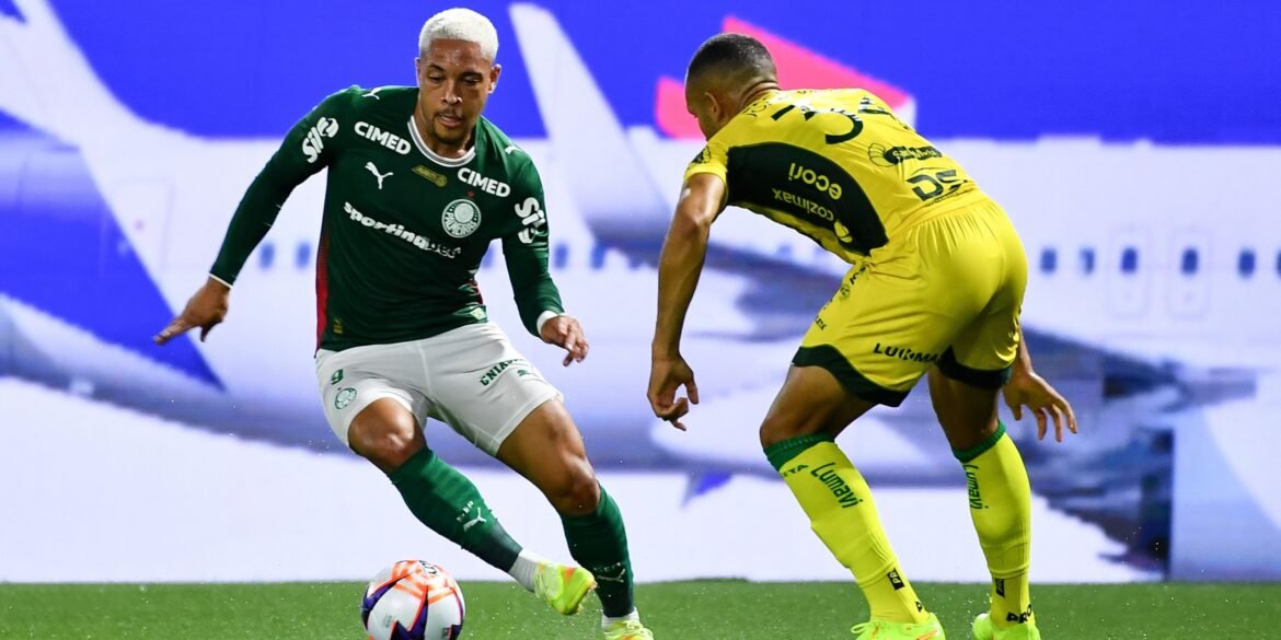 Manchester United mira contratação do ex-atacante do Barcelona Vitor Roque para o próximo verão
