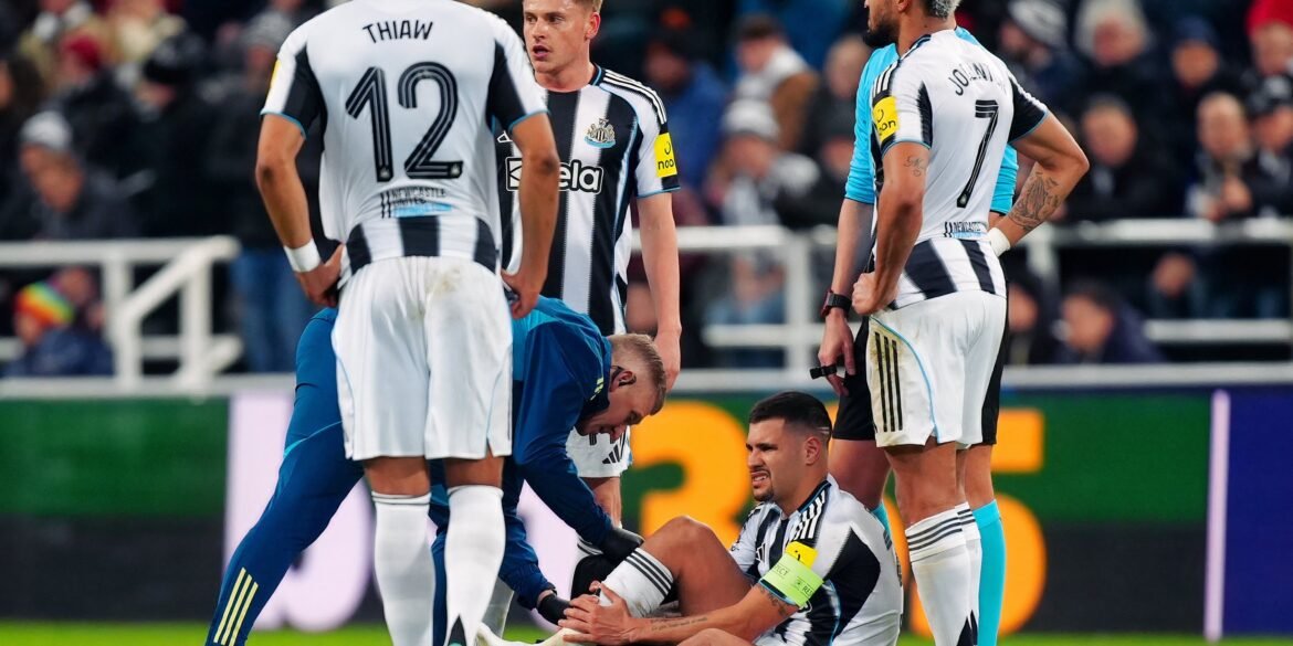 Newcastle busca jovem meio-campista de 20 anos após lesão de Bruno; clube considera negociação.