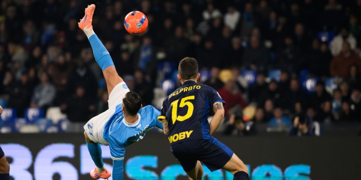 Nottingham Forest prestes a fechar contrato com o atacante Lorenzo Lucca, do Napoli