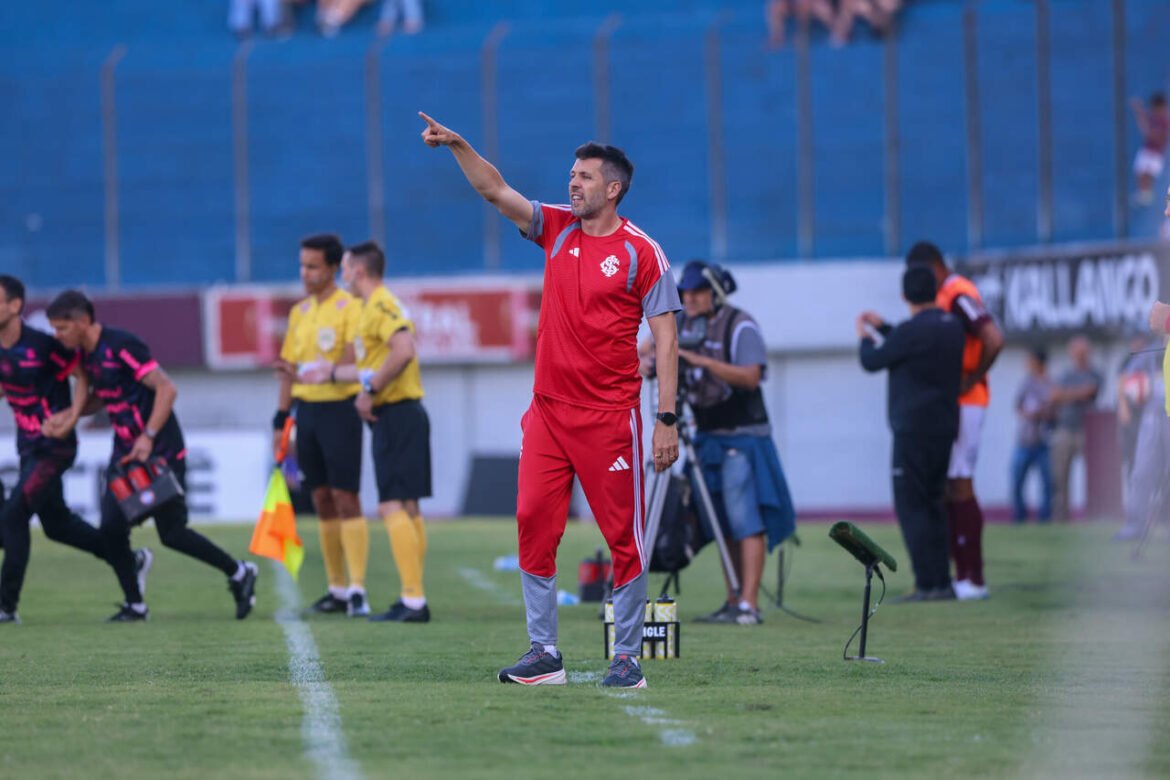 Pezzolano confia na juventude e define a direção do Inter para a nova temporada