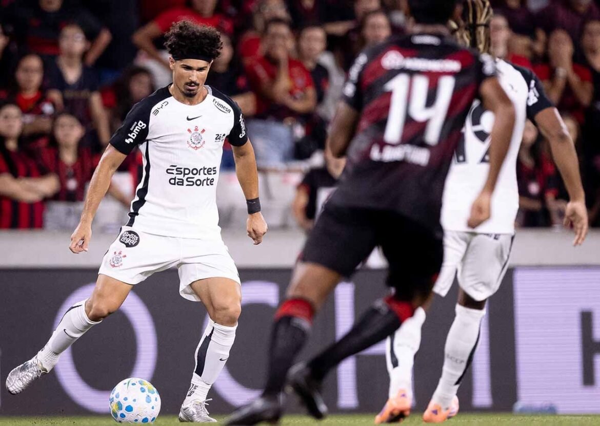 André Ramalho comemora a recuperação de pontos do Corinthians e pede discussão de qualidade sobre os gramados.